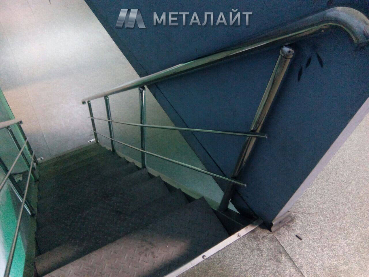 Лестница на второй этаж из нержавеющей стали
