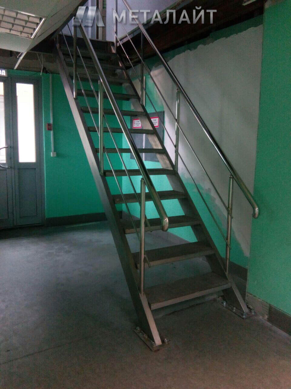 Лестница на второй этаж из нержавеющей стали